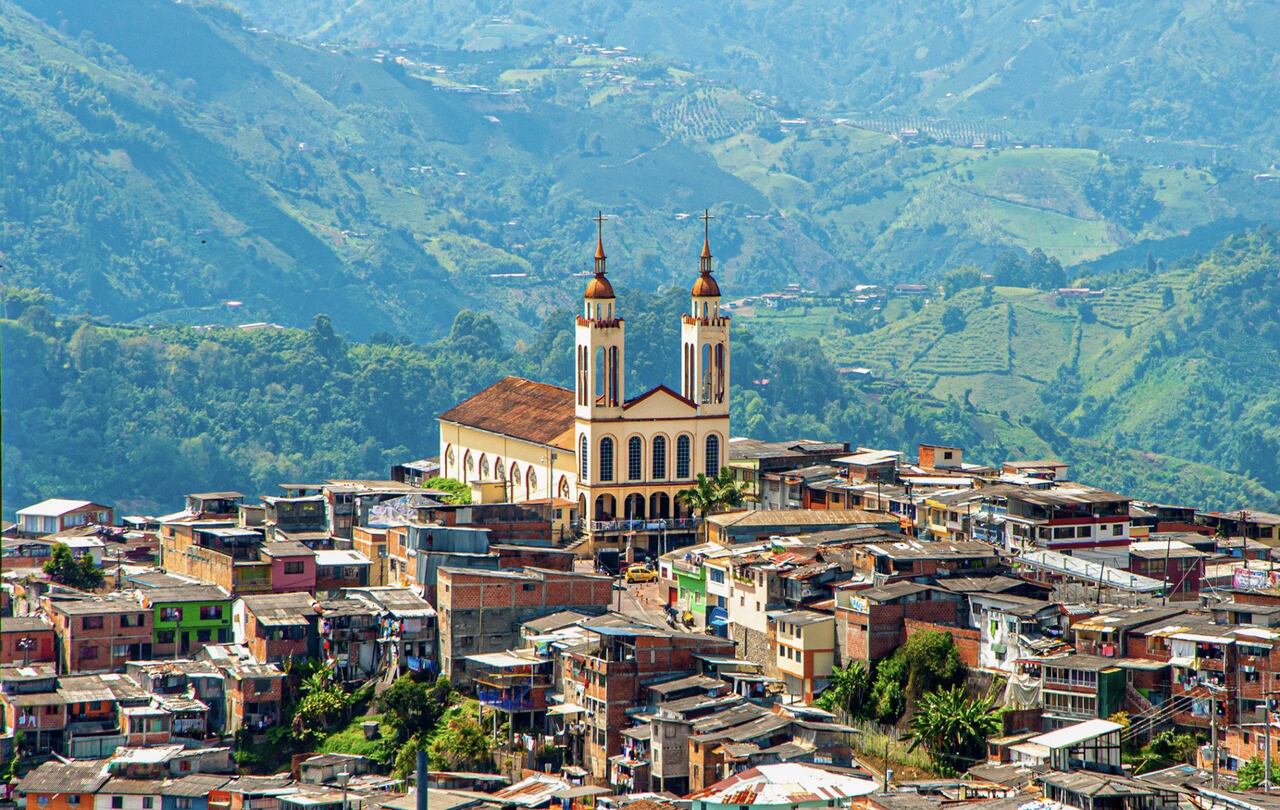 En cuanto al hospedaje, la ciudad ofrece una amplia variedad de alternativas. Según Cotelco.