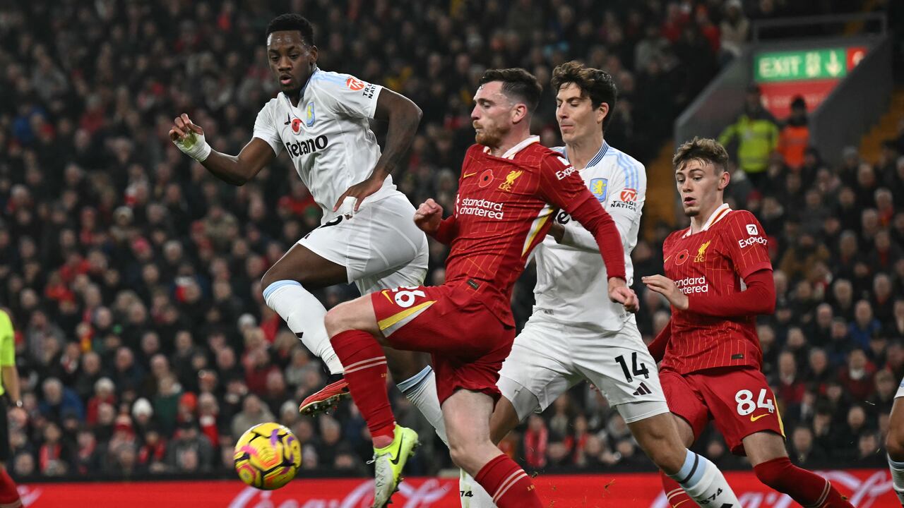 Robertson lucha por controlar el esférico en medio de los jugadores del Aston Villa.