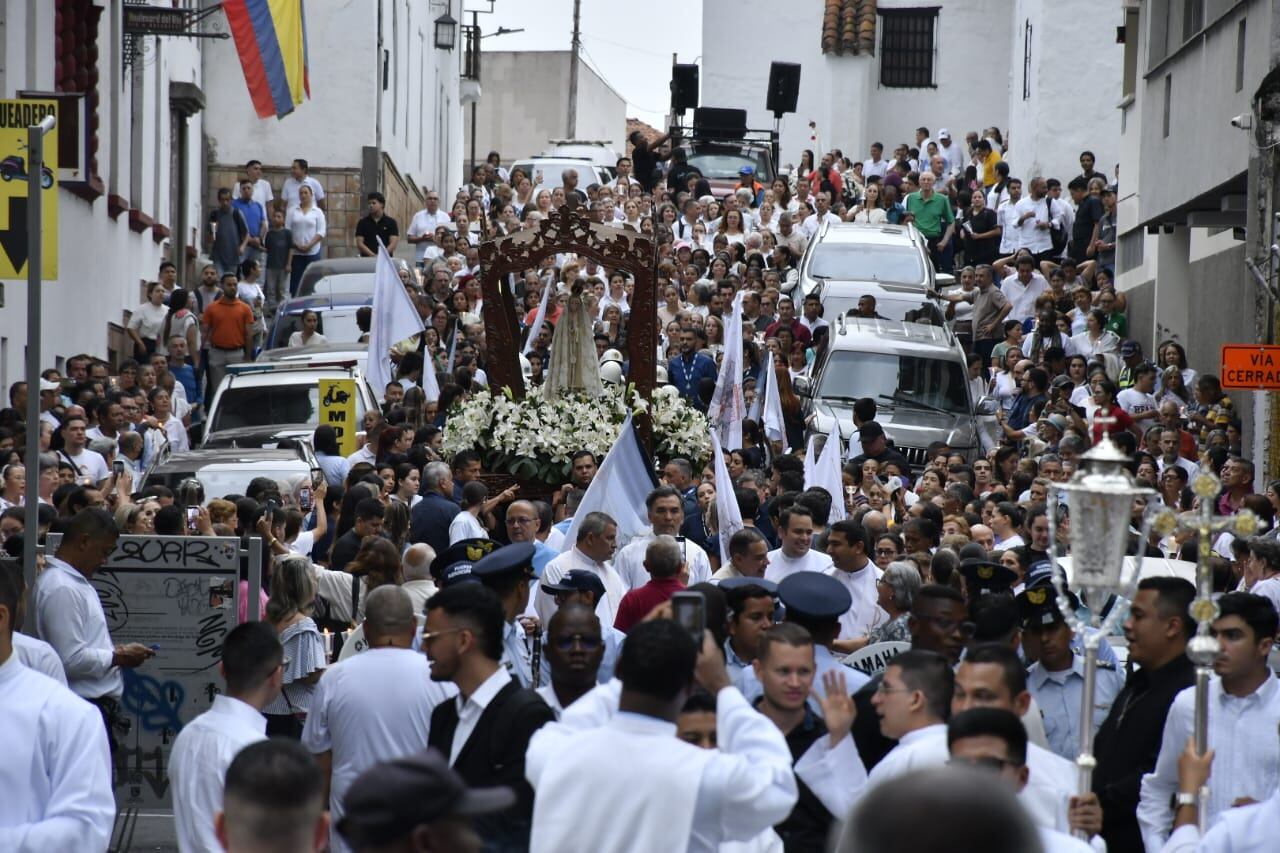 Miles de caleños acompañaron la procesión en celebración del Día de la Virgen de Fátima.