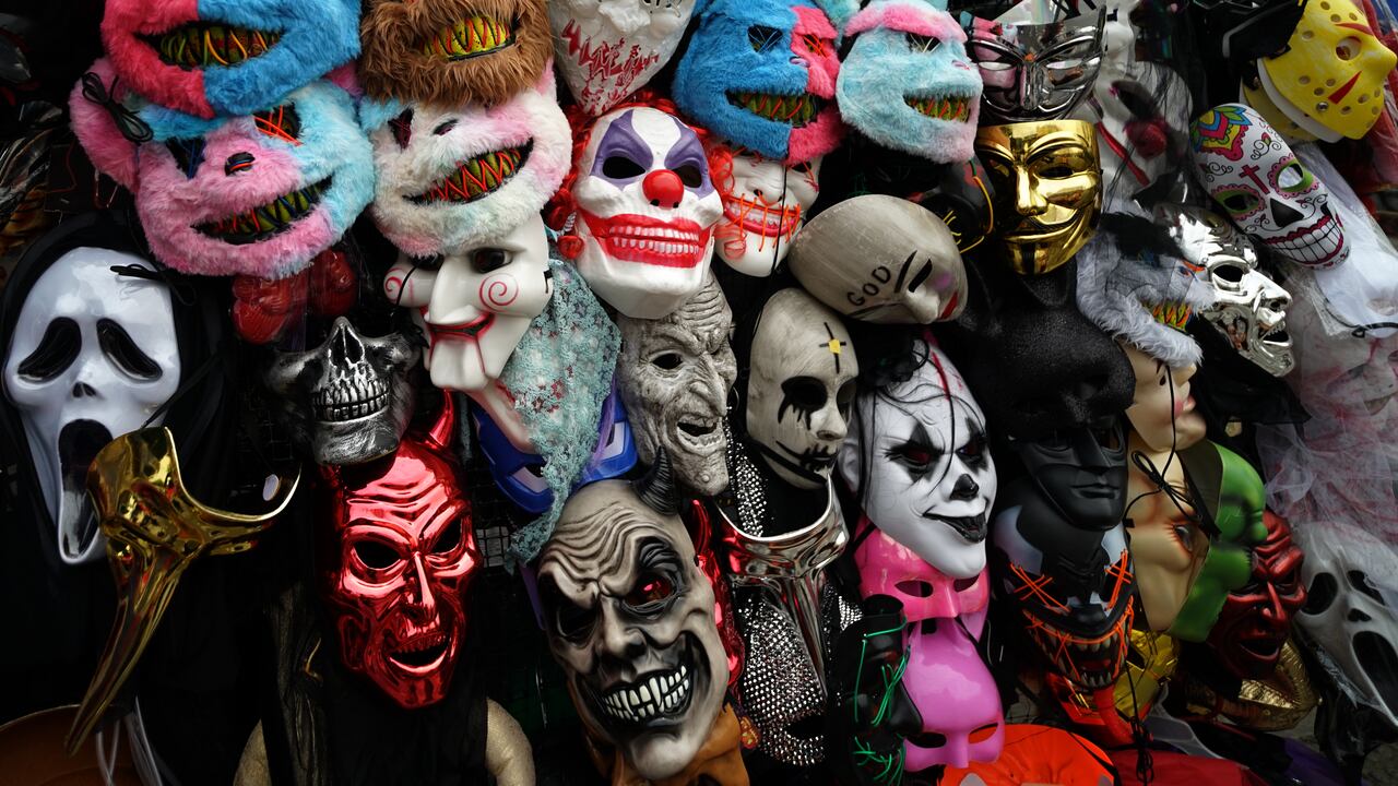 Las tendencias de disfraces para Halloween en Cali, incluyen personajes de películas de terror, fantasía y ficción. También se ven mucho, los disfraces de personajes clásicos de Halloween como brujas, bailarinas y superhéroes. La Casa del terror, es un sitio de alquiler de disfraces, muy tradicional. Foto Jorge Orozco.