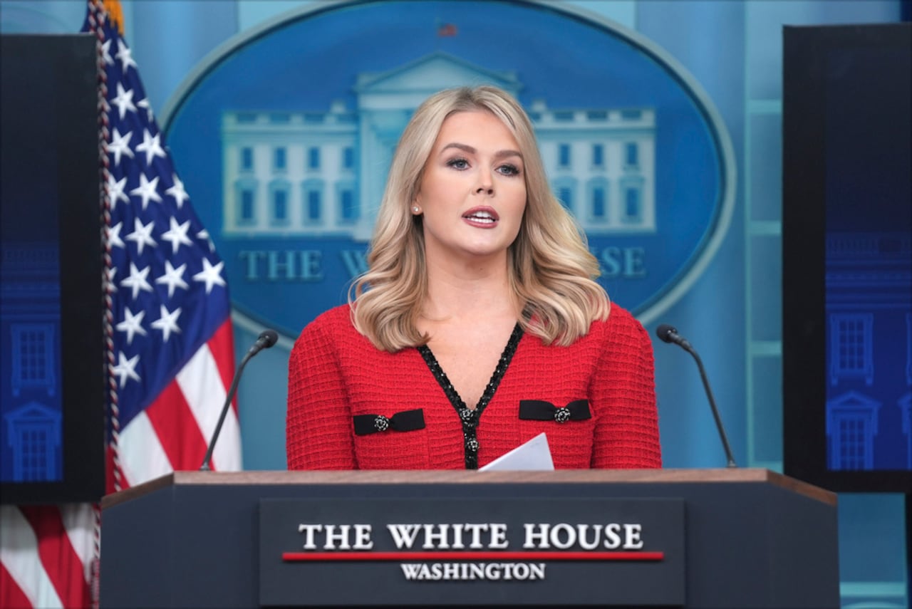 La secretaria de prensa de la Casa Blanca, Karoline Leavitt, habla durante una conferencia de prensa en la Casa Blanca, el viernes 31 de enero de 2025, en Washington. (Foto AP/Evan Vucci)