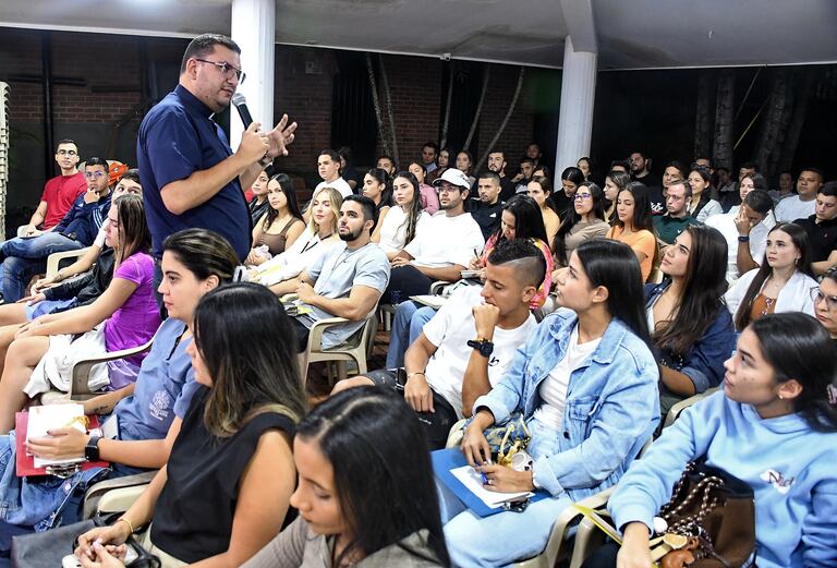 Jóvenes católicos participan en la iglesia La María, de Cali, en encuentros y actividades pastorales que reflejan el resurgir de la espiritualidad.
