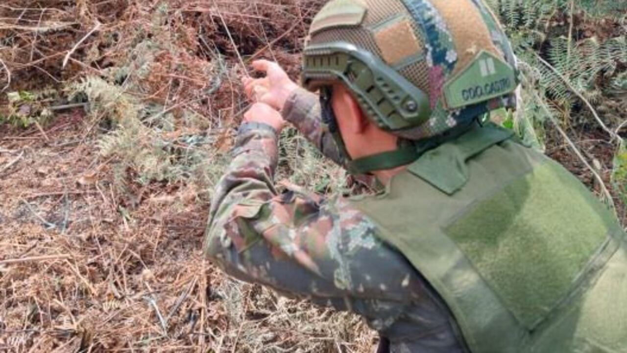 Los militares fueron los encargados de desactivar estos tres cilindros al comprobarse que estaban cargados con explosivos.