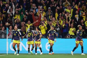 MELBOURNE, AUSTRALIA - 8 DE AGOSTO: Aficionados colombianos celebran el gol anotado por Catalina Usme de Colombia durante el partido de octavos de final de la Copa Mundial Femenina de la FIFA Australia y Nueva Zelanda 2023 entre Colombia y Jamaica en el Estadio Rectangular de Melbourne el 8 de agosto de 2023 en Melbourne, Australia . (Foto de Alex Pantling - FIFA/FIFA vía Getty Images)