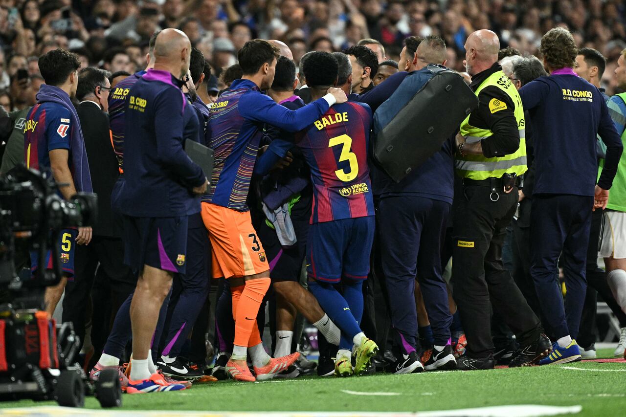 Los jugadores se pelean en el banquillo durante el partido de fútbol de la liga española entre el Real Madrid CF y el FC Barcelona en el estadio Santiago Bernabéu de Madrid el 26 de octubre de 2025. (Foto de JAVIER SORIANO / AFP)