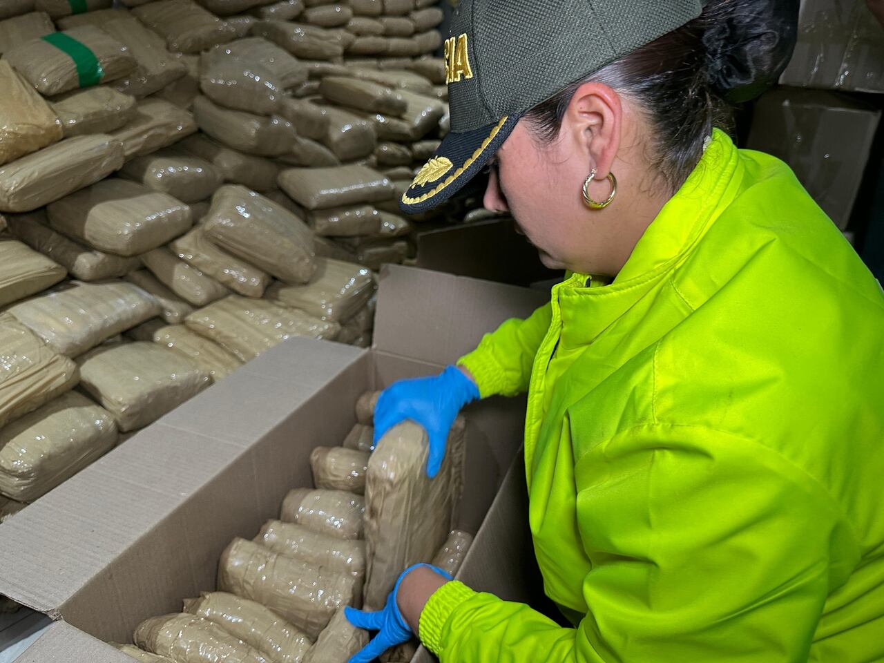 Gracias a un operativo coordinado entre nuestras autoridades de Bucaramanga y la Policía, se logró la incautación de más de 1.5 toneladas de cocaína y otros estupefacientes, el cargamento más grande decomisado a la temida banda criminal Los del Sur.