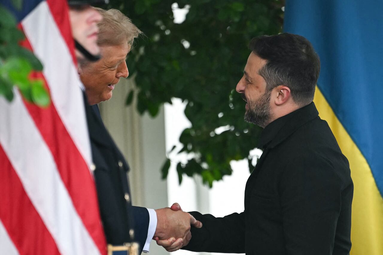 El presidente ucraniano, Volodímir Zelenski, es recibido por el presidente estadounidense, Donald Trump (izq.), a su llegada al Ala Oeste de la Casa Blanca en Washington.