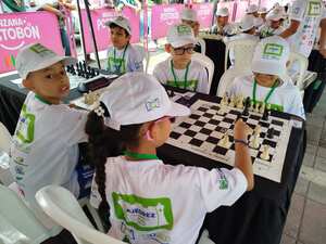 Ajedrez al Parque es una iniciativa de RCN y la Liga Vallecaucana de Ajedrez para incentivar en los niños y jóvenes el amor por este deporte.