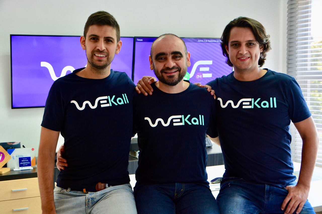 De izquierda a derecha Felipe Sánchez, Fabián Saavedra y Julián Sánchez, cofundadores de WEkall. Foto: WEkall / El País