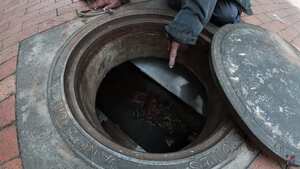 Habitante de calle, vive hace 18 años en una alcantarilla que ha adecuado como su hogar.