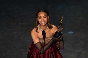 La actriz estadounidense Zoe Saldana gana el premio a la Mejor Actriz de Reparto por "Emilia Pérez".
