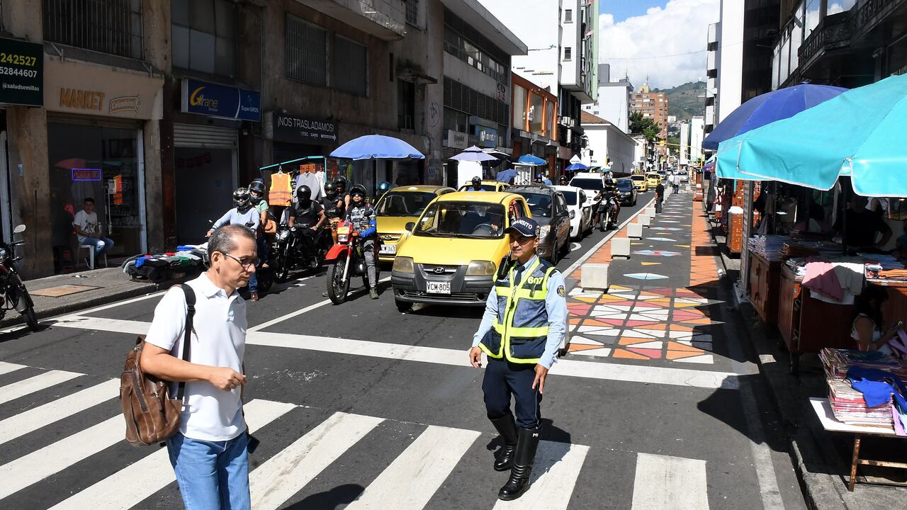 Cali: Peatonalización del centro de Cali en los alrededores de la Plaza Caicedo. Con el fin de mejorar los espacios para los transeúntes en la cr 5 entre calle 10 y 11, todo esto dentro de la fase 3 del proyecto de gestión peatonal del centro de la ciudad.