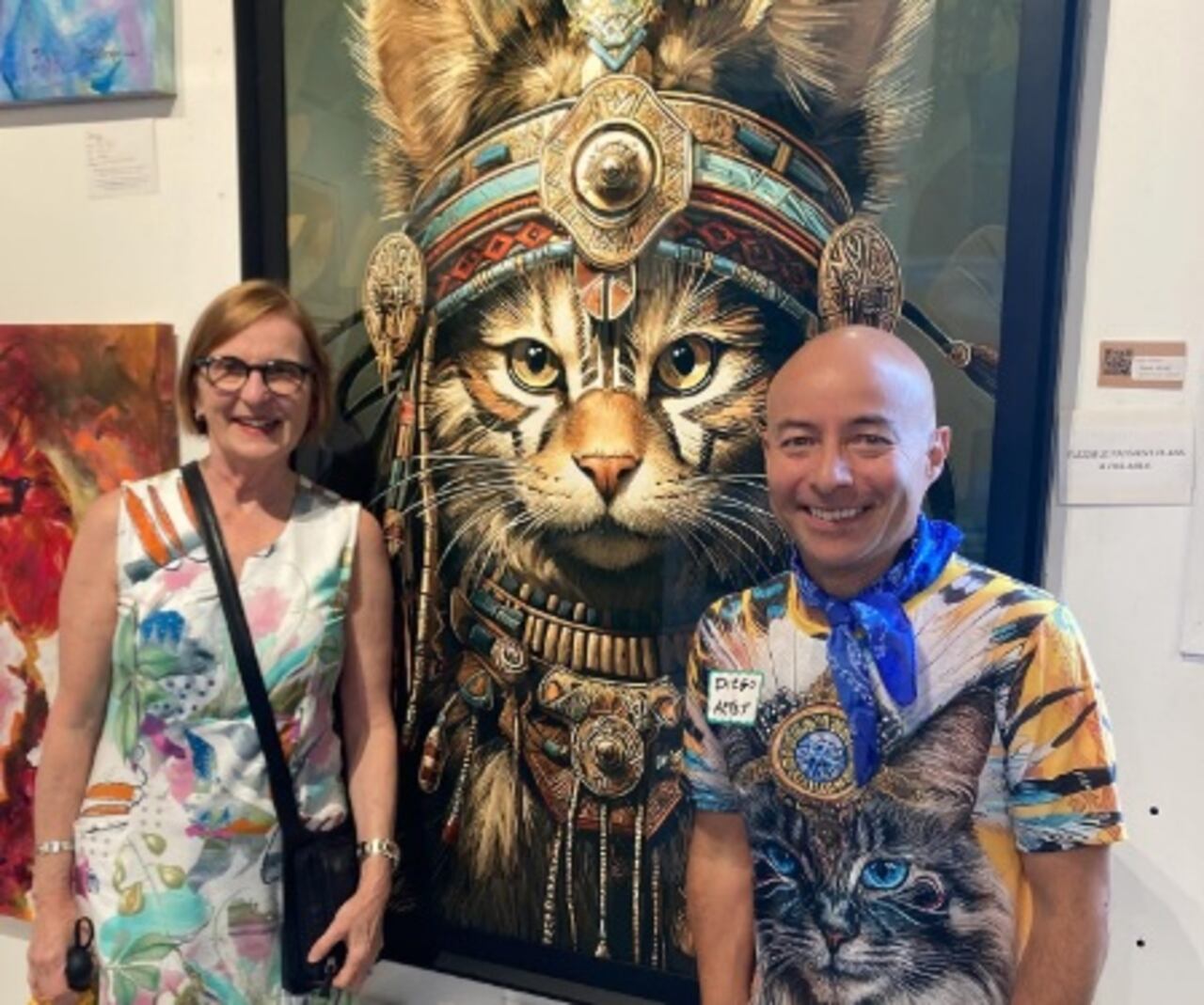 Diego Tamayo (der.) con una de sus obras de Gatos Chamanes.