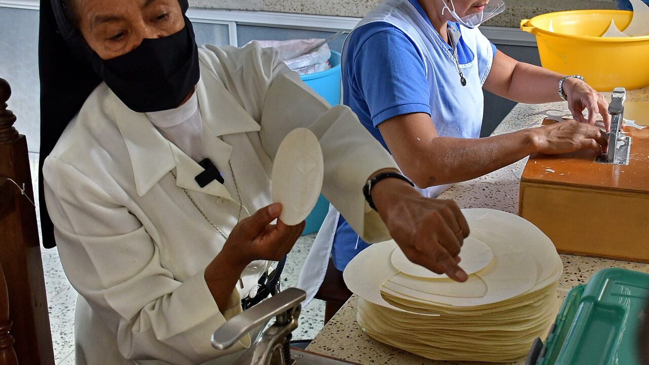 En la Iglesia de la Merced en Cali, Dentro del Convento, junto al patio de San José, hay un taller casi que artesanal y tal vez por eso el único. Un grupo de monjas, fabrican las hostias que llenan los cáliz de todas las parroquias y las iglesias de la ciudad. Fotos Raúl Palacios / El Pais.
