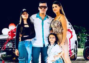 Yeison Jiménez presume su nueva y lujosa camioneta junto a su esposa e hijas.