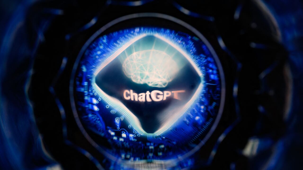 Una pantalla muestra el logotipo de ChatGPT, la aplicación de software de inteligencia artificial conversacional desarrollada por OpenAI.