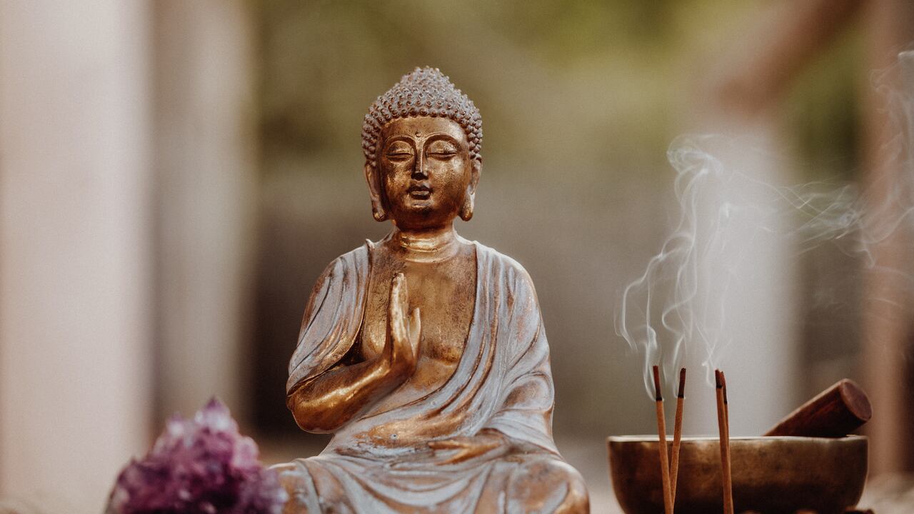 ¿Cómo influye la presencia de un Buda en la energía y la armonía del hogar, según los preceptos del Feng Shui?