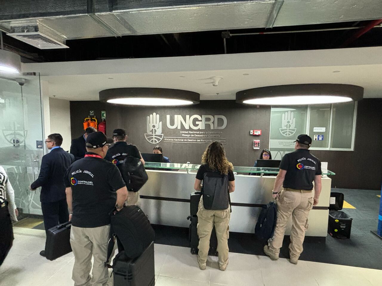 Funcionarios de la Contraloría llegando a la Unidad Nacional para la Gestión del Riesgo de Desastres en Uribia (La Guajira)