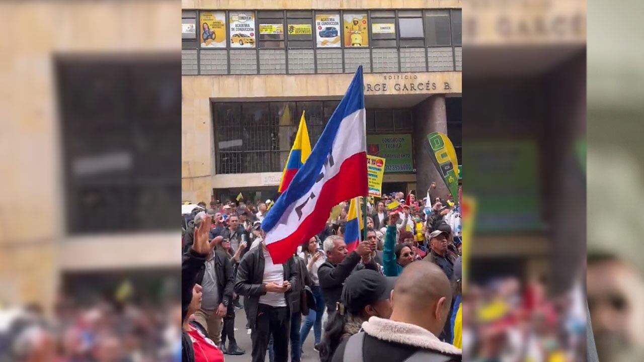La bandera del M-19 frente a la sede de la Corte Suprema de Justicia, en Bogotá, en el marco de las marchas del 8 de febrero de 2024