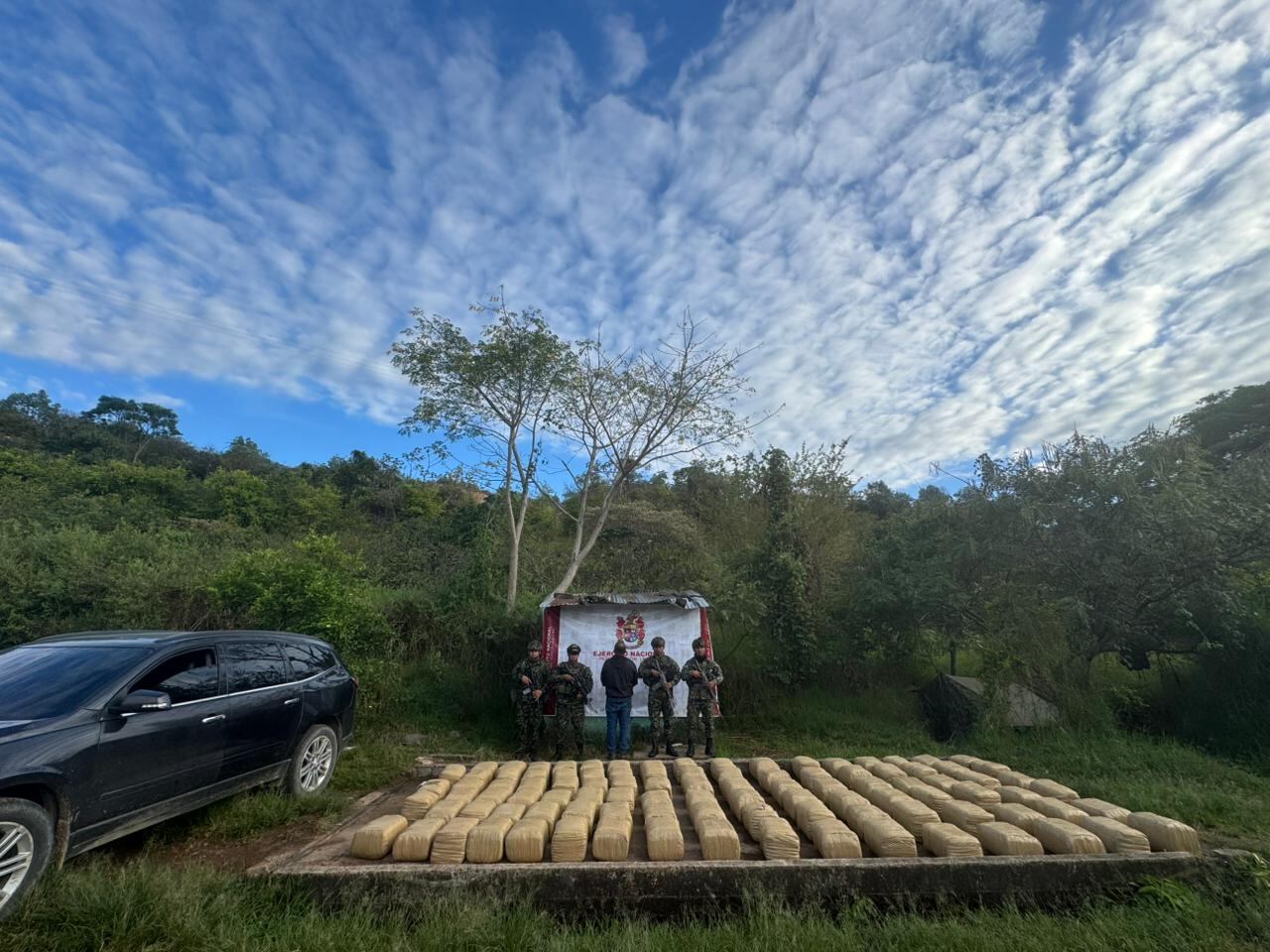 Con una incautación de 500 kilogramos del alcaloide se continúan golpeando las finanzas de las estructuras bajo el mando de alias Iván Mordisco, debilitando su capacidad logística y de expansión.