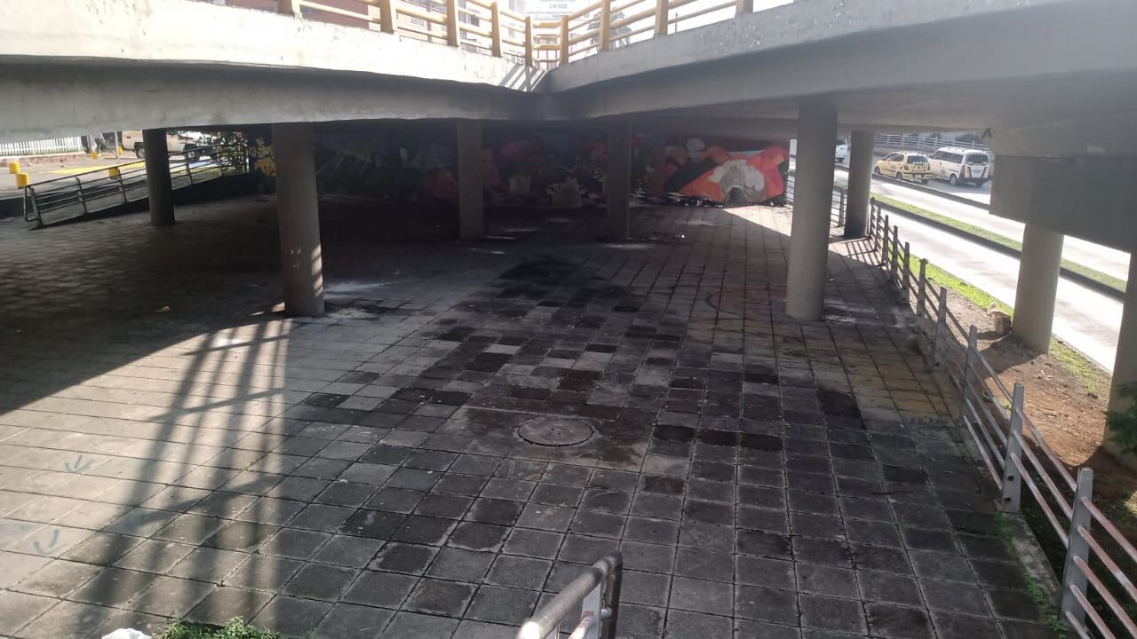 Este espacio peatonal por el que deben pasar los ciudadanos para subir o bajar el puente tiene presencia de habitantes de Calle, que generan inseguridad.
