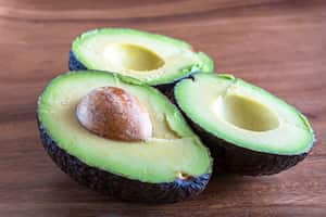 Los aguacates son una gran fuente de vitaminas C, E, K y B-6, así como de riboflavina, niacina, folato, ácido pantoténico, magnesio y potasio.