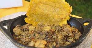 Maura de Caldas, una de las guardianas de la tradición gastronómica del Pacífico, no duda en afirmar que “la música, con las bebidas tradicionales y la comida siempre van de la mano". Foto: Alcaldía de Cali.