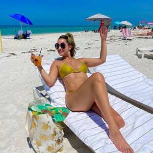 La modelo se mostró feliz por volver a la playa, aceptando su cuerpo tal cual es.