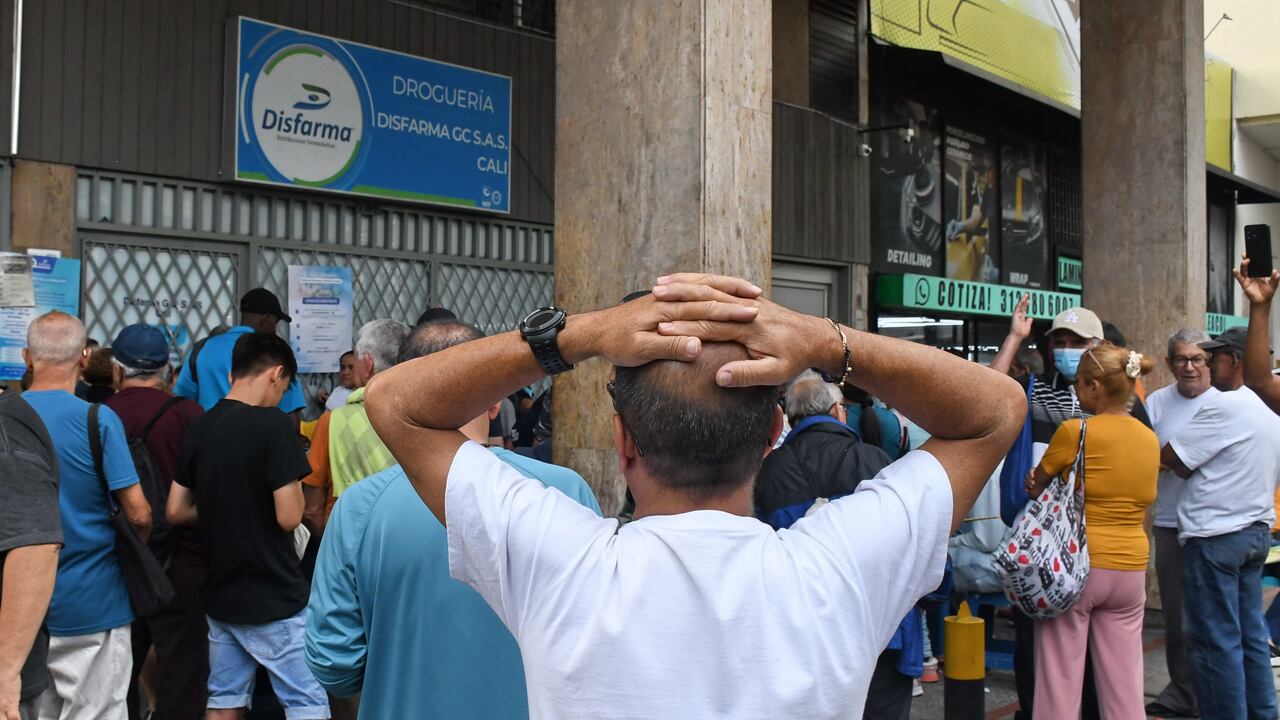 Cali: Por cuarto día consecutivo, personas de la tercera edad, discapacitados y enfermos continúan en largas filas alrededor de toda la cuadra en la av 2n -3n entre las calle 19 y 20 para reclamar los medicamentos en Disdroga a los afiliados de la nueva EPS