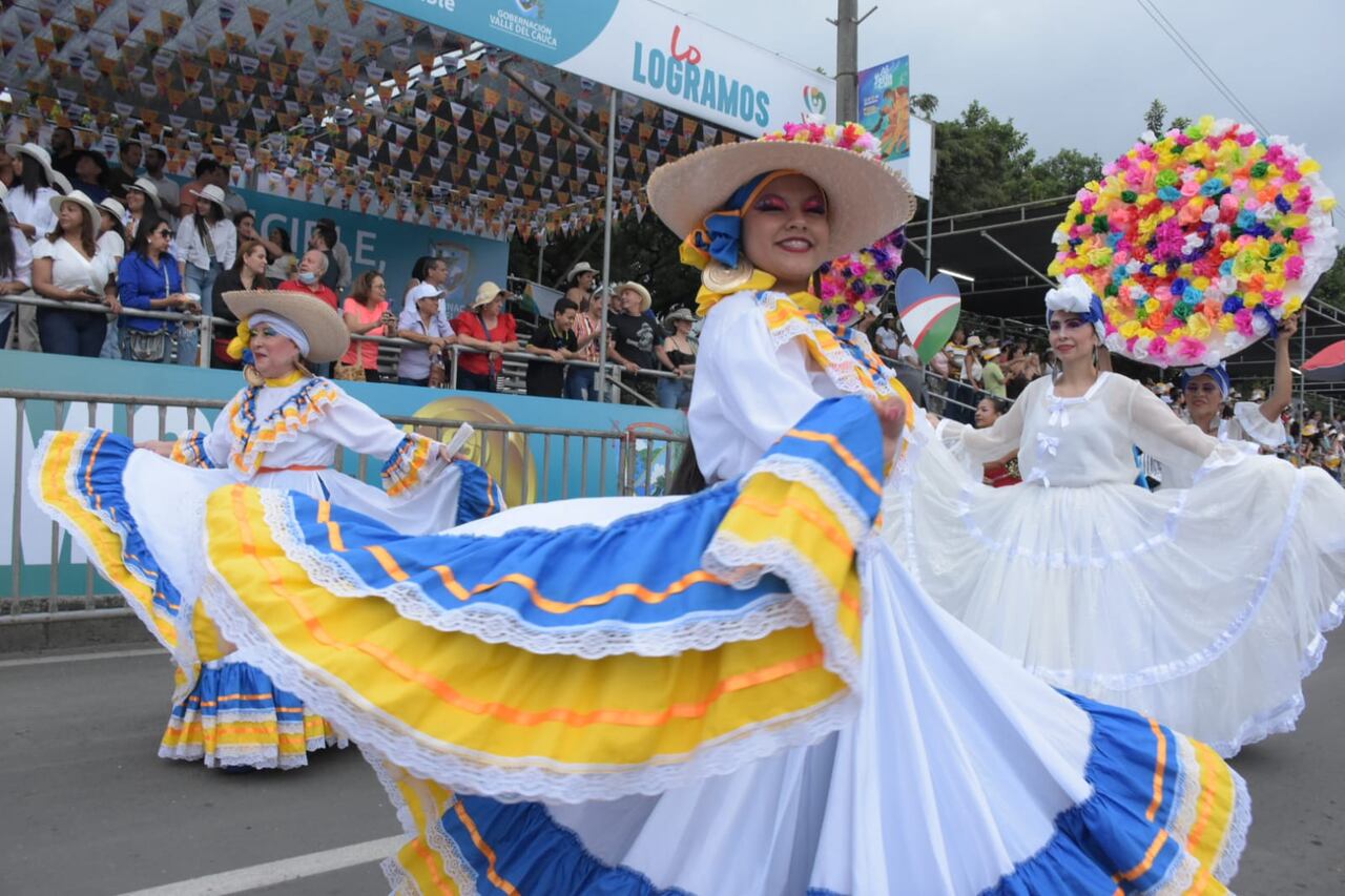 Feria de Cali 2023 desfile La Fiesta de Mi Pueblo. Este desfile reúne la tradiciones, fiestas y bales de cada municipio del Valle del Cauca.