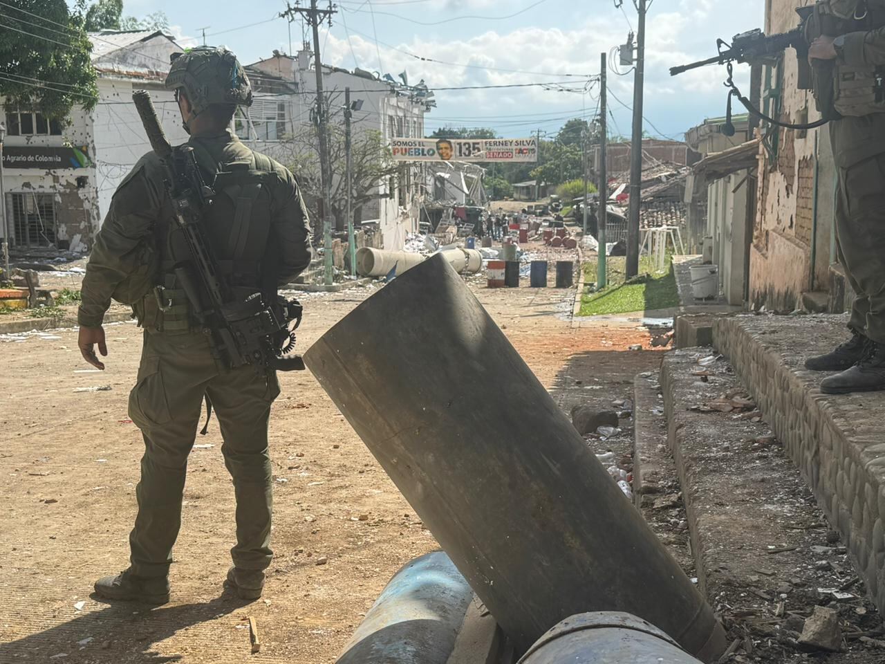 Los integrantes del frente Jaime Martínez de las Farc atacaron por más de siete horas a los policías que laboran en este municipio nortecaucano.
