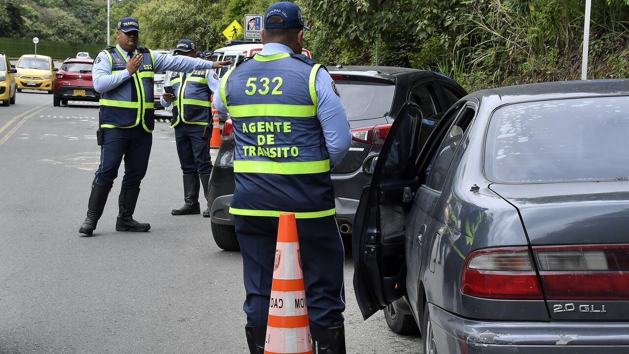 Los diferentes organismos de seguridad de la ciudad como son, los Guardas de transito , Bomberos y la Policia Nacional, Hacen presencia en uno de los lugares mas concurrido por estos primeros días del año, para vigilar de primera mano el comportamiento de las personas que visitan al rio Pance. Fotos Raúl Palacios El País.