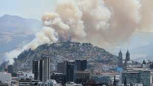 El humo de un incendio forestal cubre el cerro El Panecillo, en Quito, Ecuador, el jueves 12 de septiembre de 2024.