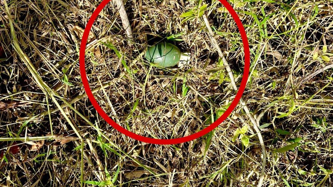 Esta fue la granada ubicada por las autoridades cerca a la Seccional de Carabineros de la Policía, unicada a un costado de la Variante Norte de la capital del Cauca.