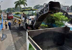 En la Calle 70, Alcaldía de Cali empieza a recuperar la malla vial, El grupo operativo de la Secretaría de Infraestructura de Cali avanza en su propósito de recuperar esta zona de la ciudad. Fotos Raúl Palacios / El Pais Cali.