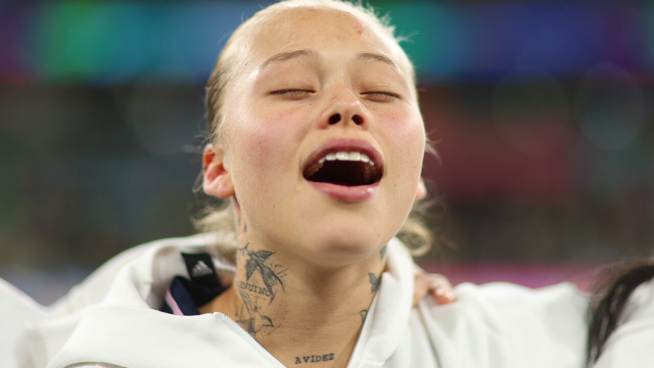 Ana María Guzmán cantando el himno de Colombia en el Mundial Femenino de 2023