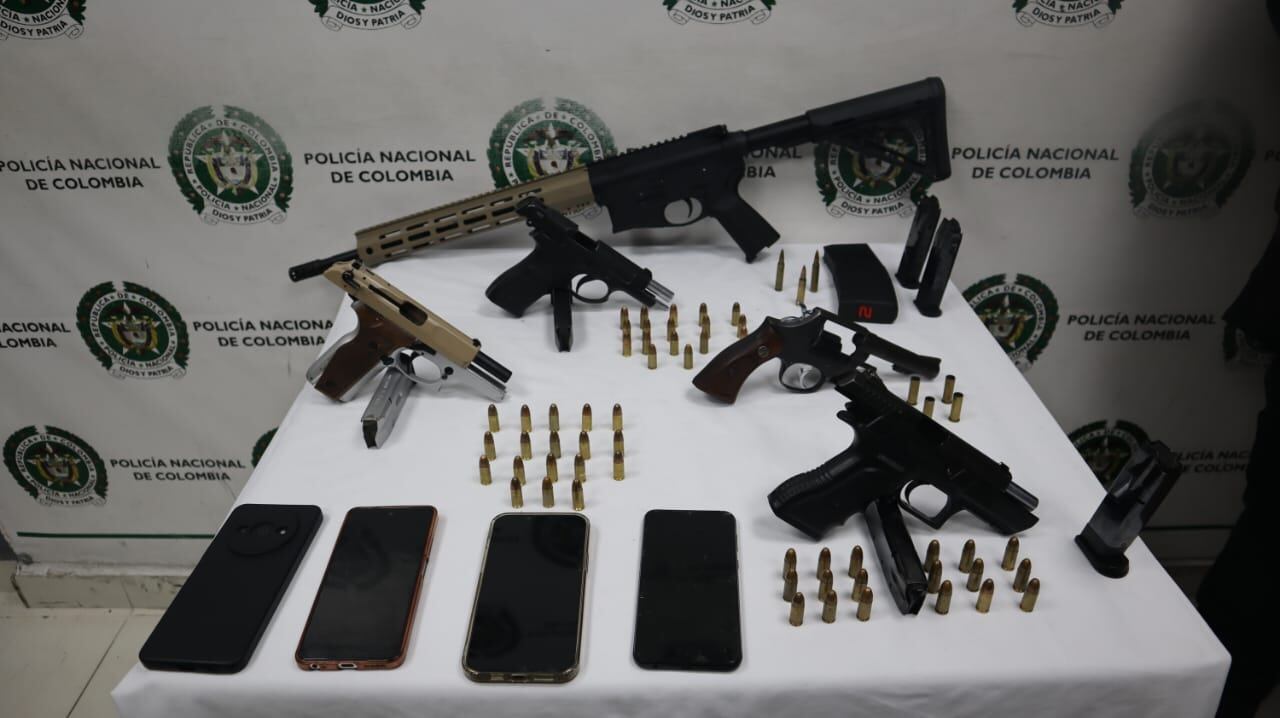 Armas, municiones y celulares decomisados tras el ataque sicarial en Cali.