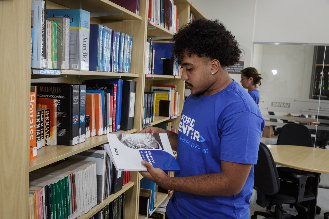 Los jóvenes beneficiados de este curso aprenderán sobre desarrollo front-end, html, css, Git/Github, JQuery y Java a través de ejercicios basados en situaciones reales, laboratorios prácticos y cursos.