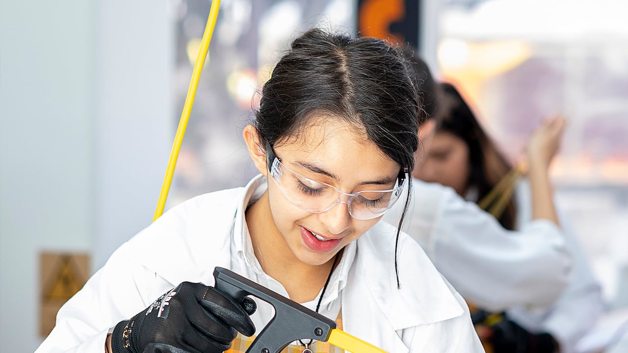 Estudiantes de colegio colombiano crean toallas higiénicas biodegradables