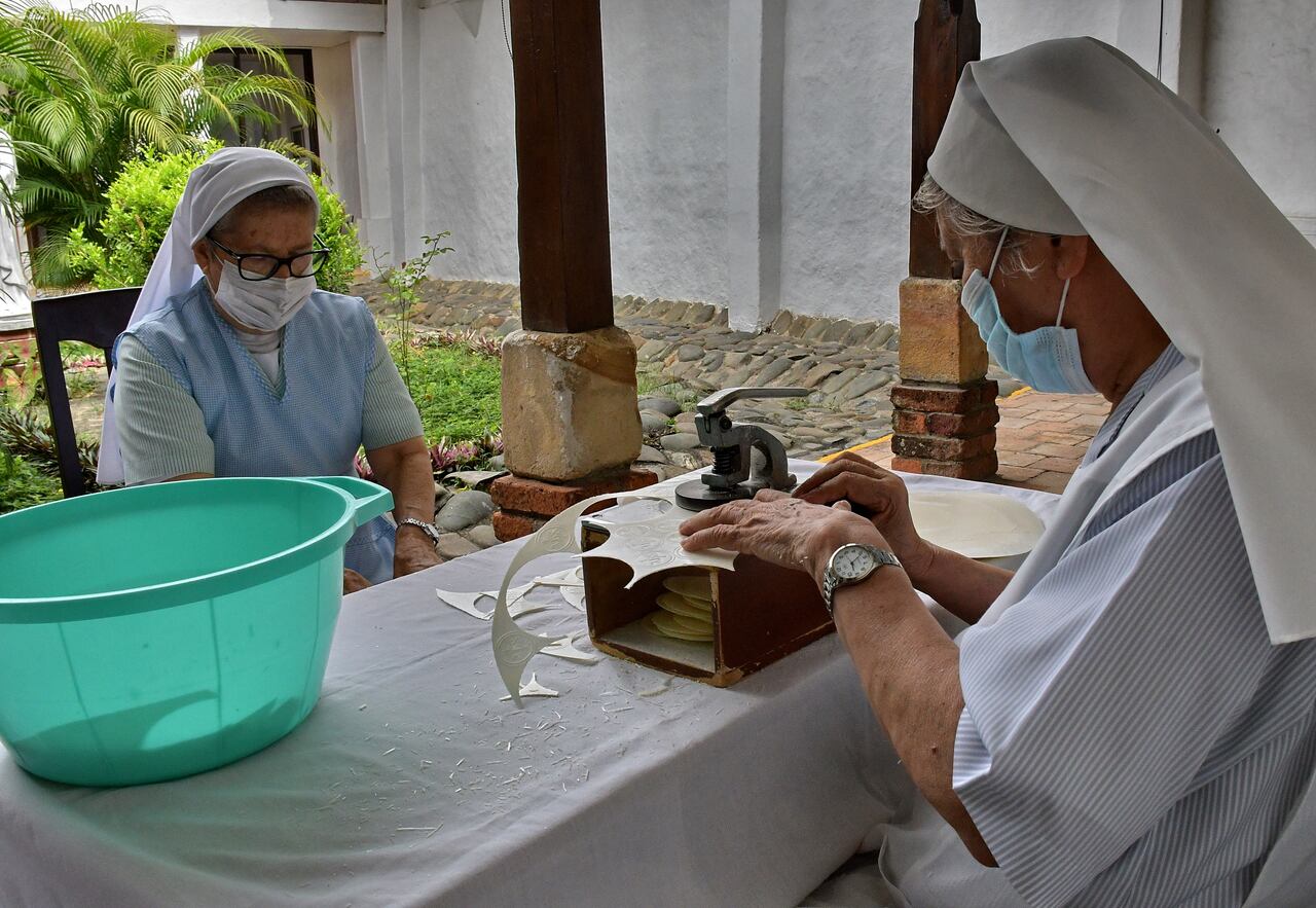 En la Iglesia de la Merced en Cali, Dentro del Convento, junto al patio de San José, hay un taller casi que artesanal y tal vez por eso el único. Un grupo de monjas, fabrican las hostias que llenan los cáliz de todas las parroquias y las iglesias de la ciudad. Fotos Raúl Palacios / El Pais.