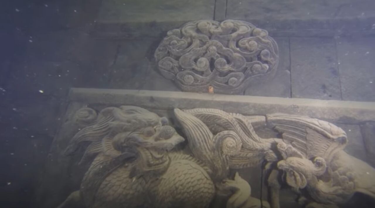 En las aguas cristalinas de un lago chino, se esconde un enigma: una ciudad que yace bajo el agua, guardando sus secretos con celo desde hace siglos.