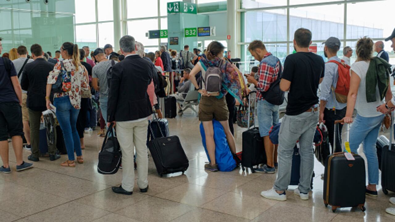 Las autoridades elevaron el viernes el nivel de alerta a "emergencia atentado" tras el asesinato ese día del profesor Dominique Bernard por un islamista radicalizado en Arras (norte).