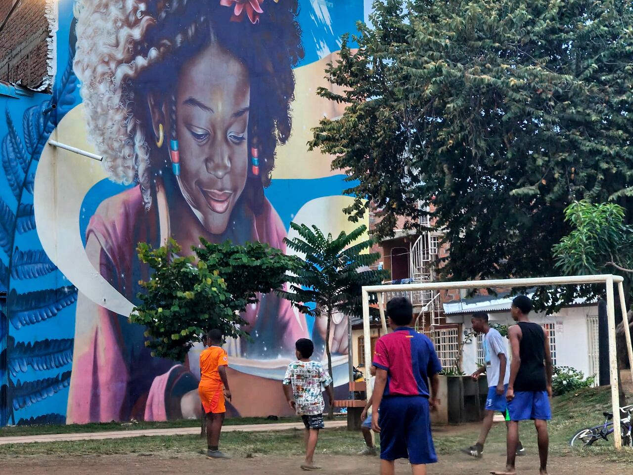 Lo bueno, lo malo y lo feo del Bulevar de Oriente en Cali, un proyecto de revitalización urbana que busca transformar el espacio público en el oriente de la ciudad, un sector con muchos problemas sociales. Hoy el bulevar es un espacio de interacción social, recreación y cultura, pero también de consumo de drogas, ventas informales, con mucha falta de cultura de motociclistas y muchos hurtos. Foto Jorge Orozco