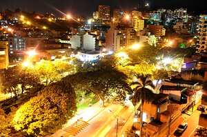Cali nocturna, oeste de la ciudad, barrio Normandía. Foto Bernardo Peña. Mayo 1023