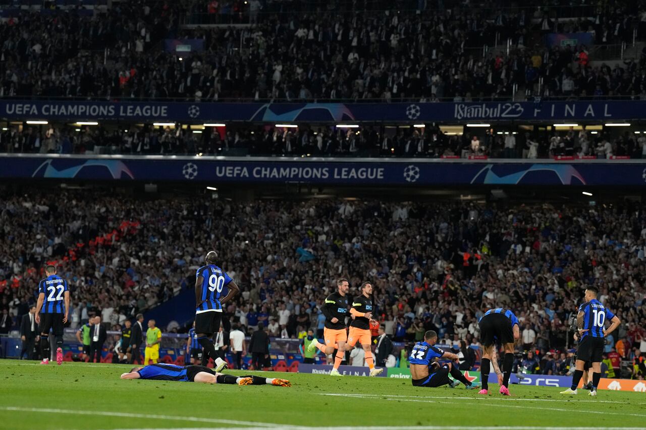 Los jugadores del Inter de Milán reaccionan al final del partido de fútbol final de la Liga de Campeones entre el Manchester City y el Inter de Milán en el Estadio Olímpico Ataturk en Estambul, Turquía, el sábado 10 de junio de 2023. El Manchester City derrotó al Inter de Milán 1-0. (Foto AP/Antonio Calanni)