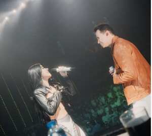 Jenny López y Jhonny Rivera en concierto, después de confirmar su relación amorosa.