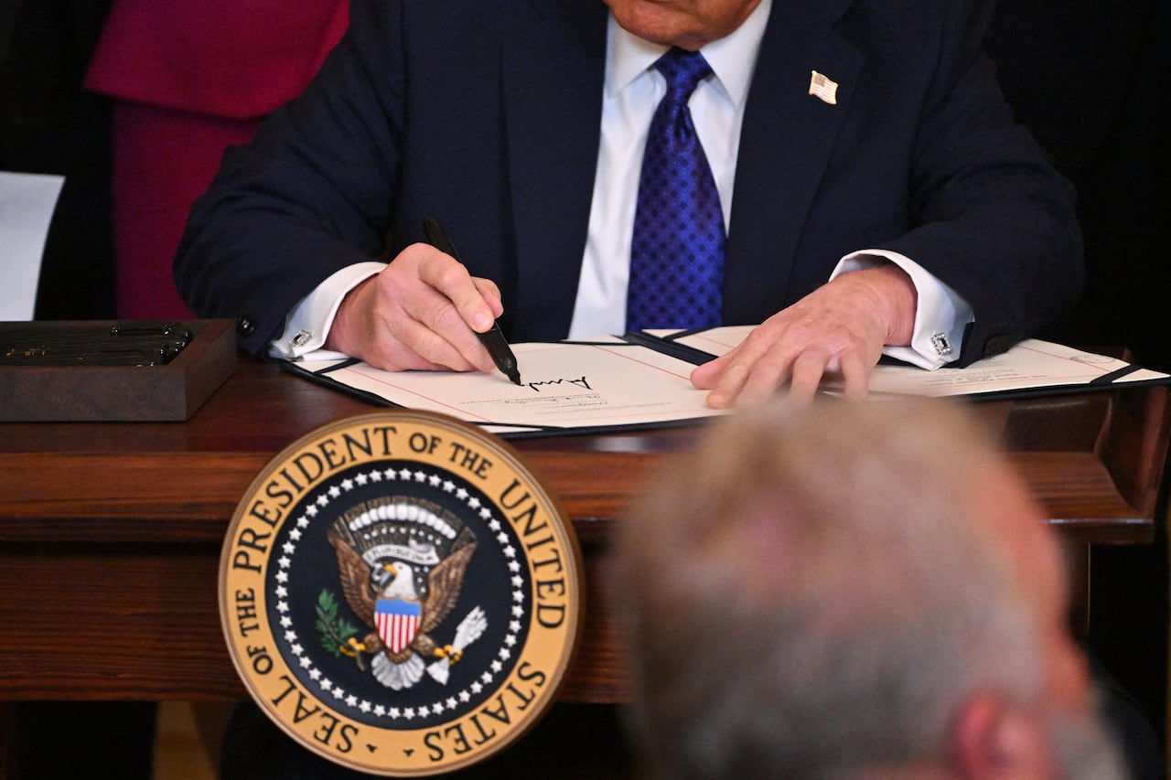 En la Casa Blanca, el presidente firmó este decreto que permitiría deportar a migrantes irregulares acusados de hurto, entre otros delitos.