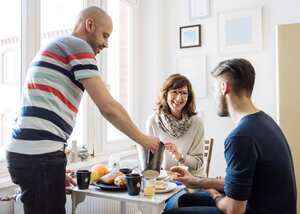 Se debe desayunar porque el cuerpo necesita la energía de los alimentos.