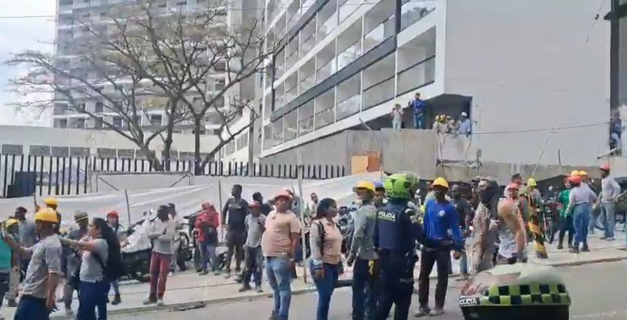 Varios obreros enfrentaron a los agentes de tránsito.