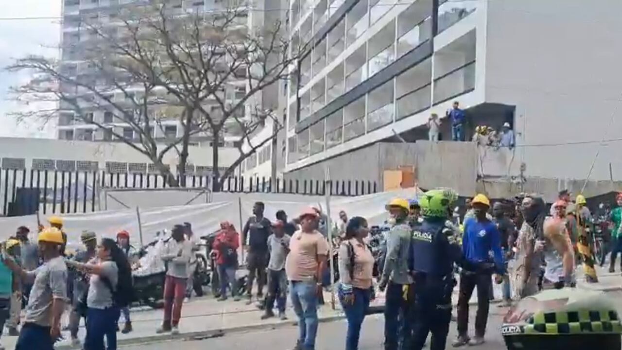 Varios obreros enfrentaron a los agentes de tránsito.